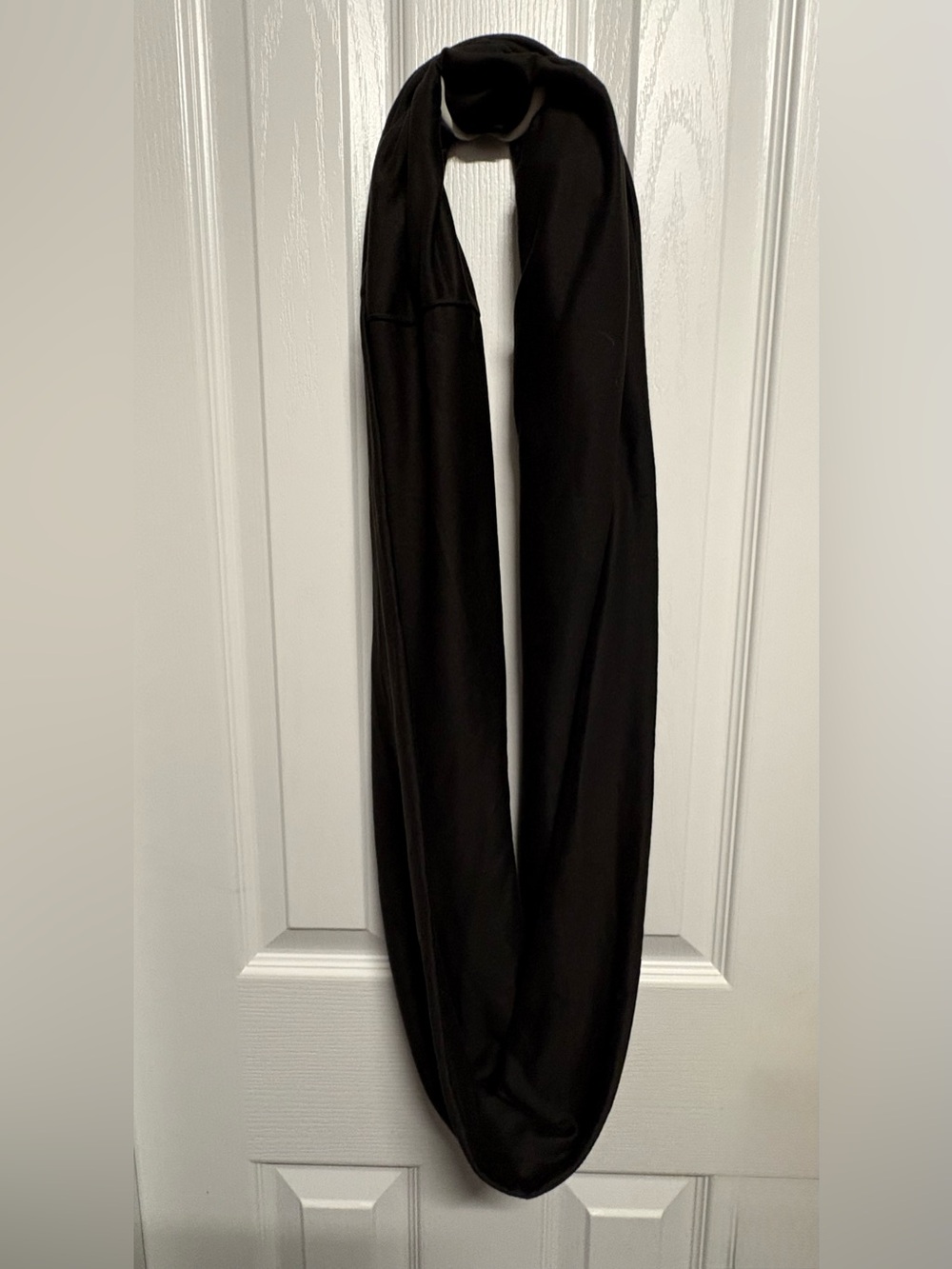 NWT Beyond Yoga Black Infinity Scarf with Hidden Zip Pocket - Picture 3 of 5